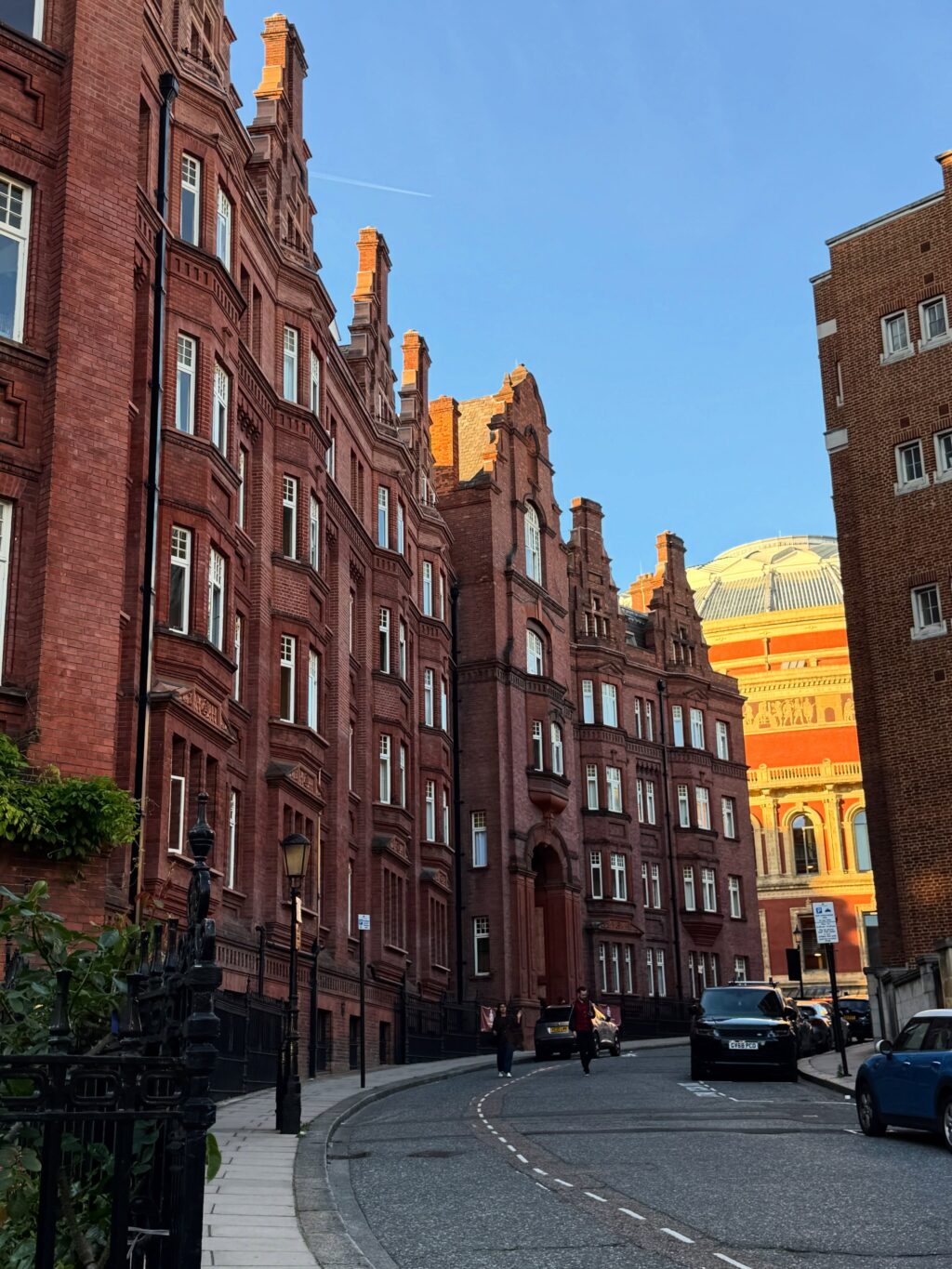 Helgarferð til London sem var plönuð með árs fyrirvara- mjög ólíkt okkur en tilefnið var að fara í Royal Albert Hall að sjá Ministry of Sound og London Concert Orchestra. Geggjað kvöld - mæli með! 

Annars bara næsheit, London alltaf fín; röltum um, borðuðum góðan mat, fengum okkur afternoon te á Candella, klöppuðum trjám (ég) kíktum í búðir … aðallega bókabúðir. Og rúsínan í pylsuendanum var dagsferð til Oxford 🇬🇧📚🌳

@addinnsig