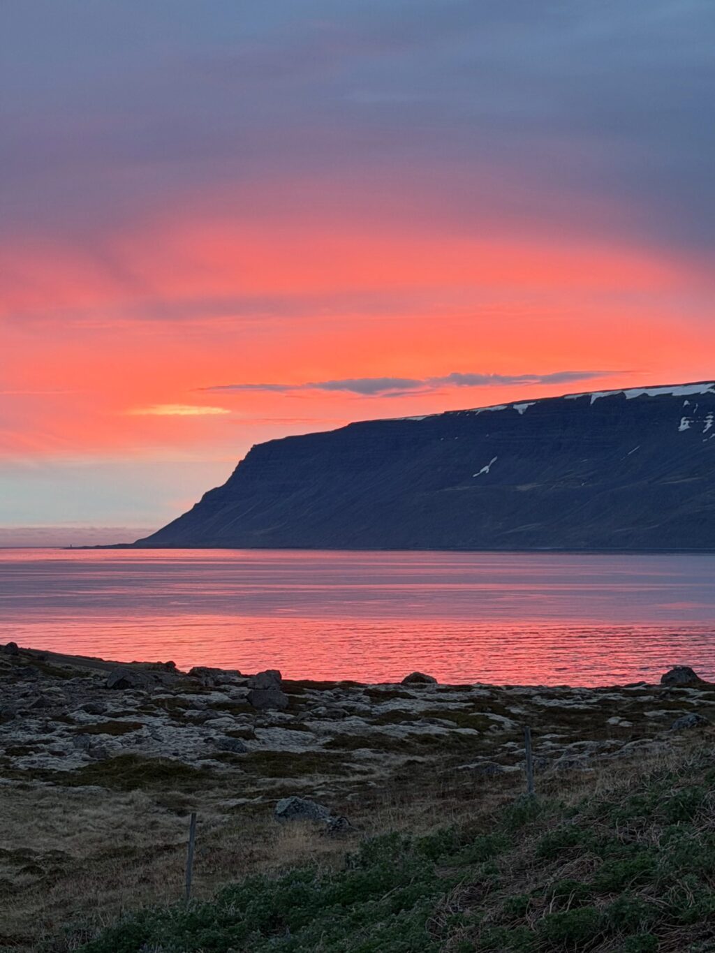 Sumarið - prt. 1
Ég var að renna yfir myndir frá sumrinu (tók að vanda sirka skrilljón) og komst að því að þrátt fyrir veður vonbrigði er þetta búið að vera gott sumar 🌸 hér koma nokkrir hápunktar:

1. Eitt af fáum sólsetrum sem við fengum fyrir vestan. Þetta skoraði hátt.

2. Ritbúðir fyrir vestan með frábæru konunum sem ég hef kynnst í gegnum rithöfunda stússið 💕

3. Lifi enn á þessum tónleikum í Royal Albert Hall. Gömlu djammararnir nutu sín í botn 🪩 

4. England og bókabúðir - kona er sátt! 🤓

5. Oxford heillaði mig meira en ég bjóst við 🤩📚💕

6. Sá loks Gígjagjá (Yoda hellirinn) 💚

7. Fallegt landslag og lúpínur gleðja alltaf 🥰 

8. Þakklát fyrir þessar og að þær nenni að skutlast með mér í ferðalög af því að ég þarf að skoða mögulegt sögusvið 🙈

9. Þessi var alveg með þetta og vissi af því 🐎

10. Yndislegur dagur á Kirkjubæjarklaustri með uppáhalds kellunum 💕

11. Kvöldkyrrð 🤗

12. Lyngrósirnar voru óvenju fallegar þetta sumarið 💜

13. Hundshornið vol. 947462188811 📸 

14. Heiðnifoss … Heiðnabergsfoss? Man ekki 🧐 

15. Mér fannst rigningin góð … en ekki í svona miklu magni ☔️

16. Og svo kom sól. Og ég tók fleiri myndir af fjöllunum 📸

17. Við tvö í dalnum = 💯💚

18. Óli bró tók þátt í Vesturgötunni. Við systur erum betri á hliðarlínunni 👏🏻 

19. Keldudals spesíal = Kakósúpa m. rjóma og tvíbökum og eitt stykki nostalgía 🥰

20. Allar rabarbarakökurnar sem ég borðaði í sumar! Og sultan. Og sýrópið 😋 Rabarbari rokkar 🤘 

#svonavarsumarið 
#photodump📸❤️