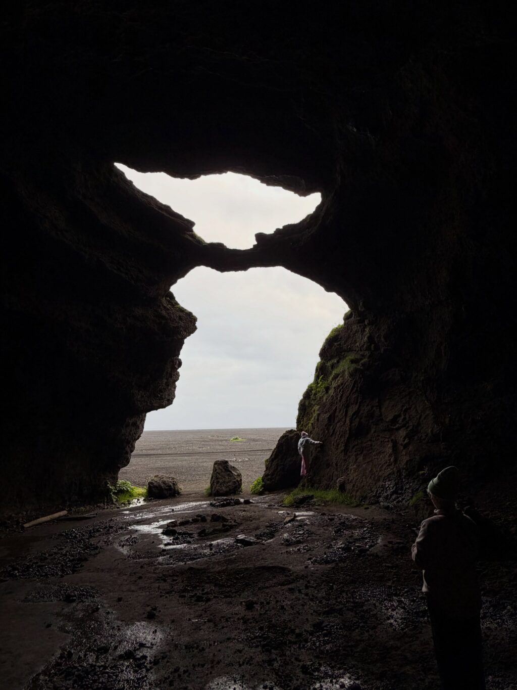 Sumarið - prt. 1
Ég var að renna yfir myndir frá sumrinu (tók að vanda sirka skrilljón) og komst að því að þrátt fyrir veður vonbrigði er þetta búið að vera gott sumar 🌸 hér koma nokkrir hápunktar:

1. Eitt af fáum sólsetrum sem við fengum fyrir vestan. Þetta skoraði hátt.

2. Ritbúðir fyrir vestan með frábæru konunum sem ég hef kynnst í gegnum rithöfunda stússið 💕

3. Lifi enn á þessum tónleikum í Royal Albert Hall. Gömlu djammararnir nutu sín í botn 🪩 

4. England og bókabúðir - kona er sátt! 🤓

5. Oxford heillaði mig meira en ég bjóst við 🤩📚💕

6. Sá loks Gígjagjá (Yoda hellirinn) 💚

7. Fallegt landslag og lúpínur gleðja alltaf 🥰 

8. Þakklát fyrir þessar og að þær nenni að skutlast með mér í ferðalög af því að ég þarf að skoða mögulegt sögusvið 🙈

9. Þessi var alveg með þetta og vissi af því 🐎

10. Yndislegur dagur á Kirkjubæjarklaustri með uppáhalds kellunum 💕

11. Kvöldkyrrð 🤗

12. Lyngrósirnar voru óvenju fallegar þetta sumarið 💜

13. Hundshornið vol. 947462188811 📸 

14. Heiðnifoss … Heiðnabergsfoss? Man ekki 🧐 

15. Mér fannst rigningin góð … en ekki í svona miklu magni ☔️

16. Og svo kom sól. Og ég tók fleiri myndir af fjöllunum 📸

17. Við tvö í dalnum = 💯💚

18. Óli bró tók þátt í Vesturgötunni. Við systur erum betri á hliðarlínunni 👏🏻 

19. Keldudals spesíal = Kakósúpa m. rjóma og tvíbökum og eitt stykki nostalgía 🥰

20. Allar rabarbarakökurnar sem ég borðaði í sumar! Og sultan. Og sýrópið 😋 Rabarbari rokkar 🤘 

#svonavarsumarið 
#photodump📸❤️