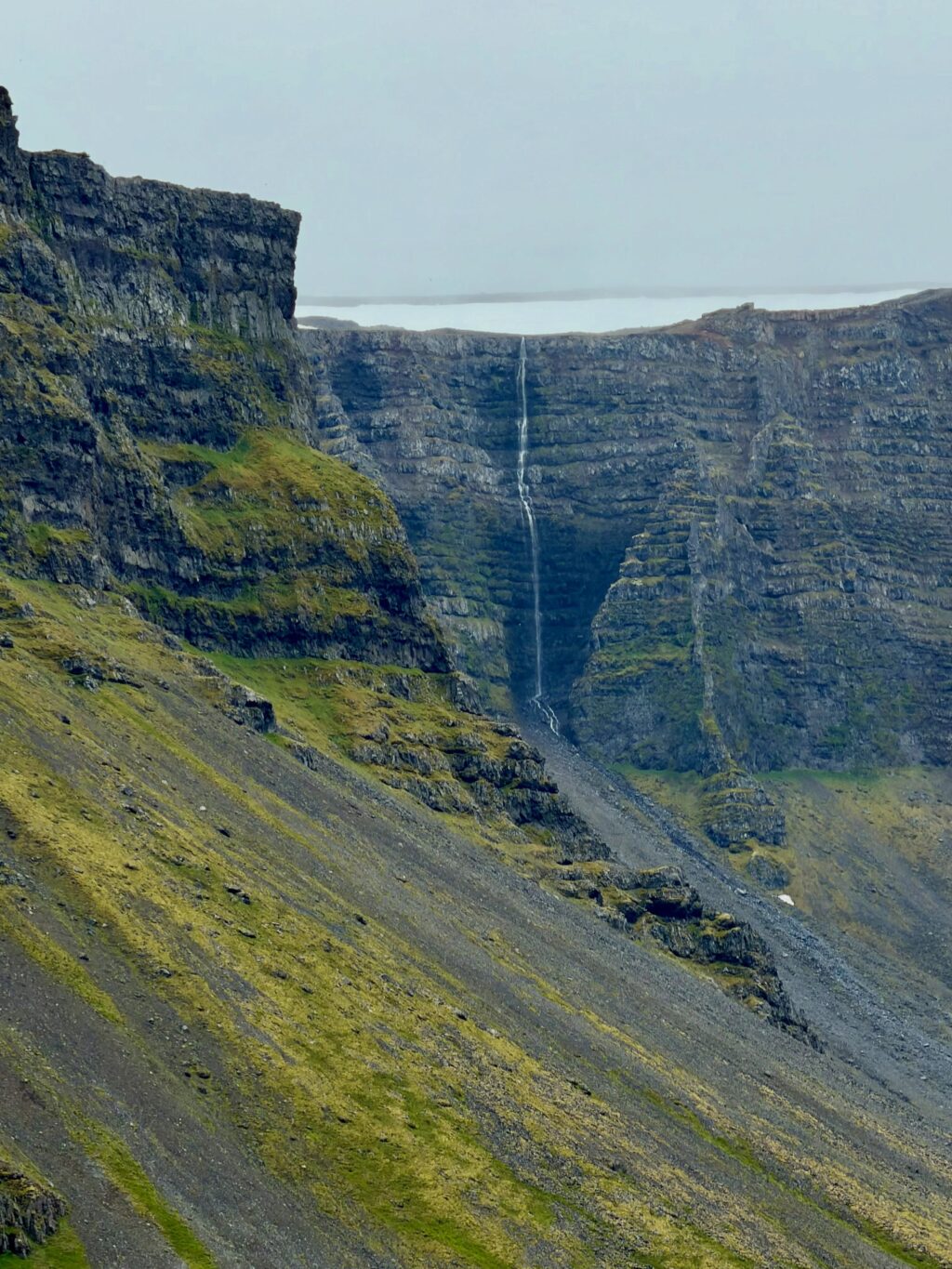 Sumarið - prt. 1
Ég var að renna yfir myndir frá sumrinu (tók að vanda sirka skrilljón) og komst að því að þrátt fyrir veður vonbrigði er þetta búið að vera gott sumar 🌸 hér koma nokkrir hápunktar:

1. Eitt af fáum sólsetrum sem við fengum fyrir vestan. Þetta skoraði hátt.

2. Ritbúðir fyrir vestan með frábæru konunum sem ég hef kynnst í gegnum rithöfunda stússið 💕

3. Lifi enn á þessum tónleikum í Royal Albert Hall. Gömlu djammararnir nutu sín í botn 🪩 

4. England og bókabúðir - kona er sátt! 🤓

5. Oxford heillaði mig meira en ég bjóst við 🤩📚💕

6. Sá loks Gígjagjá (Yoda hellirinn) 💚

7. Fallegt landslag og lúpínur gleðja alltaf 🥰 

8. Þakklát fyrir þessar og að þær nenni að skutlast með mér í ferðalög af því að ég þarf að skoða mögulegt sögusvið 🙈

9. Þessi var alveg með þetta og vissi af því 🐎

10. Yndislegur dagur á Kirkjubæjarklaustri með uppáhalds kellunum 💕

11. Kvöldkyrrð 🤗

12. Lyngrósirnar voru óvenju fallegar þetta sumarið 💜

13. Hundshornið vol. 947462188811 📸 

14. Heiðnifoss … Heiðnabergsfoss? Man ekki 🧐 

15. Mér fannst rigningin góð … en ekki í svona miklu magni ☔️

16. Og svo kom sól. Og ég tók fleiri myndir af fjöllunum 📸

17. Við tvö í dalnum = 💯💚

18. Óli bró tók þátt í Vesturgötunni. Við systur erum betri á hliðarlínunni 👏🏻 

19. Keldudals spesíal = Kakósúpa m. rjóma og tvíbökum og eitt stykki nostalgía 🥰

20. Allar rabarbarakökurnar sem ég borðaði í sumar! Og sultan. Og sýrópið 😋 Rabarbari rokkar 🤘 

#svonavarsumarið 
#photodump📸❤️