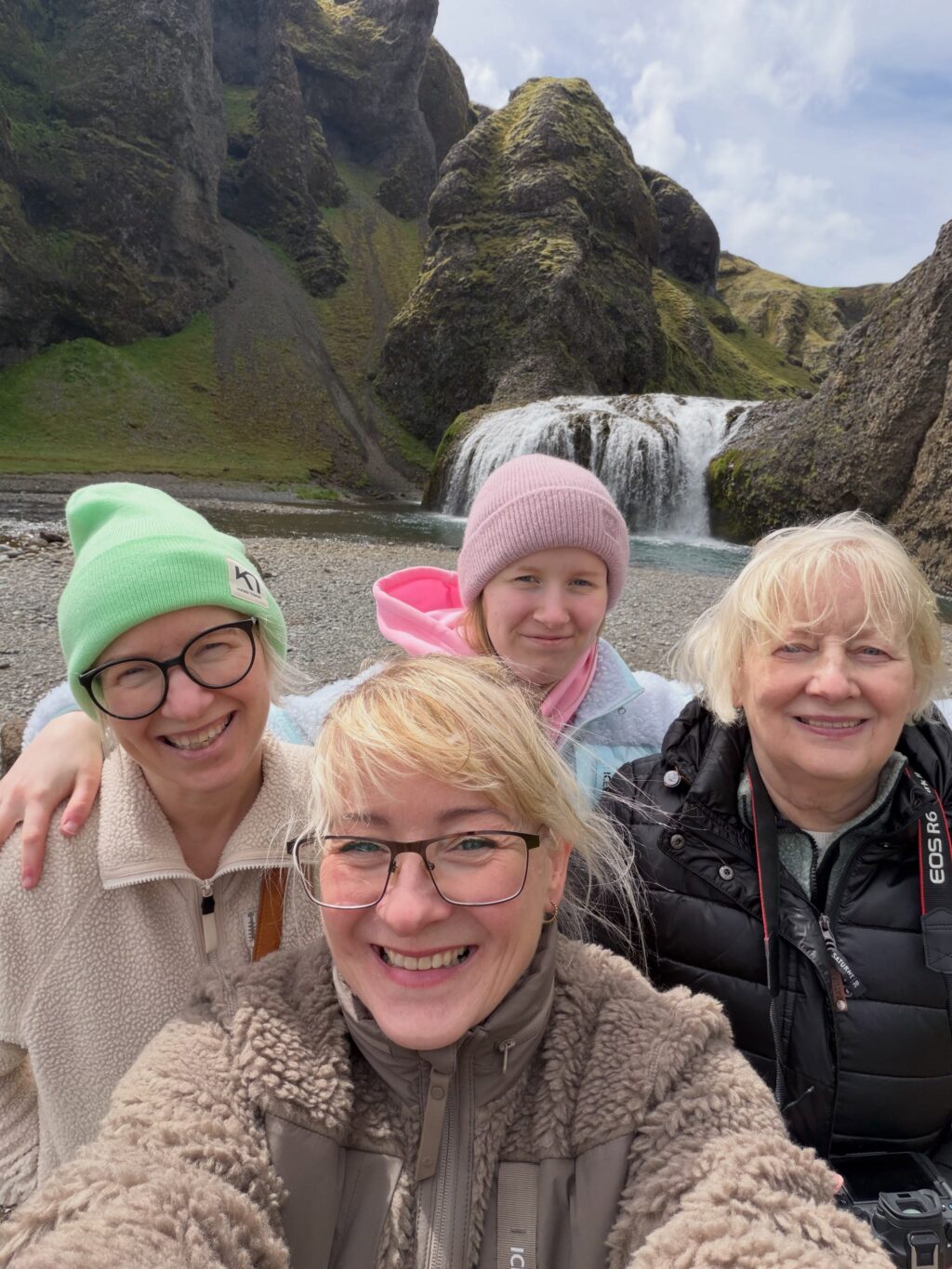 Sumarið - prt. 1
Ég var að renna yfir myndir frá sumrinu (tók að vanda sirka skrilljón) og komst að því að þrátt fyrir veður vonbrigði er þetta búið að vera gott sumar 🌸 hér koma nokkrir hápunktar:

1. Eitt af fáum sólsetrum sem við fengum fyrir vestan. Þetta skoraði hátt.

2. Ritbúðir fyrir vestan með frábæru konunum sem ég hef kynnst í gegnum rithöfunda stússið 💕

3. Lifi enn á þessum tónleikum í Royal Albert Hall. Gömlu djammararnir nutu sín í botn 🪩 

4. England og bókabúðir - kona er sátt! 🤓

5. Oxford heillaði mig meira en ég bjóst við 🤩📚💕

6. Sá loks Gígjagjá (Yoda hellirinn) 💚

7. Fallegt landslag og lúpínur gleðja alltaf 🥰 

8. Þakklát fyrir þessar og að þær nenni að skutlast með mér í ferðalög af því að ég þarf að skoða mögulegt sögusvið 🙈

9. Þessi var alveg með þetta og vissi af því 🐎

10. Yndislegur dagur á Kirkjubæjarklaustri með uppáhalds kellunum 💕

11. Kvöldkyrrð 🤗

12. Lyngrósirnar voru óvenju fallegar þetta sumarið 💜

13. Hundshornið vol. 947462188811 📸 

14. Heiðnifoss … Heiðnabergsfoss? Man ekki 🧐 

15. Mér fannst rigningin góð … en ekki í svona miklu magni ☔️

16. Og svo kom sól. Og ég tók fleiri myndir af fjöllunum 📸

17. Við tvö í dalnum = 💯💚

18. Óli bró tók þátt í Vesturgötunni. Við systur erum betri á hliðarlínunni 👏🏻 

19. Keldudals spesíal = Kakósúpa m. rjóma og tvíbökum og eitt stykki nostalgía 🥰

20. Allar rabarbarakökurnar sem ég borðaði í sumar! Og sultan. Og sýrópið 😋 Rabarbari rokkar 🤘 

#svonavarsumarið 
#photodump📸❤️
