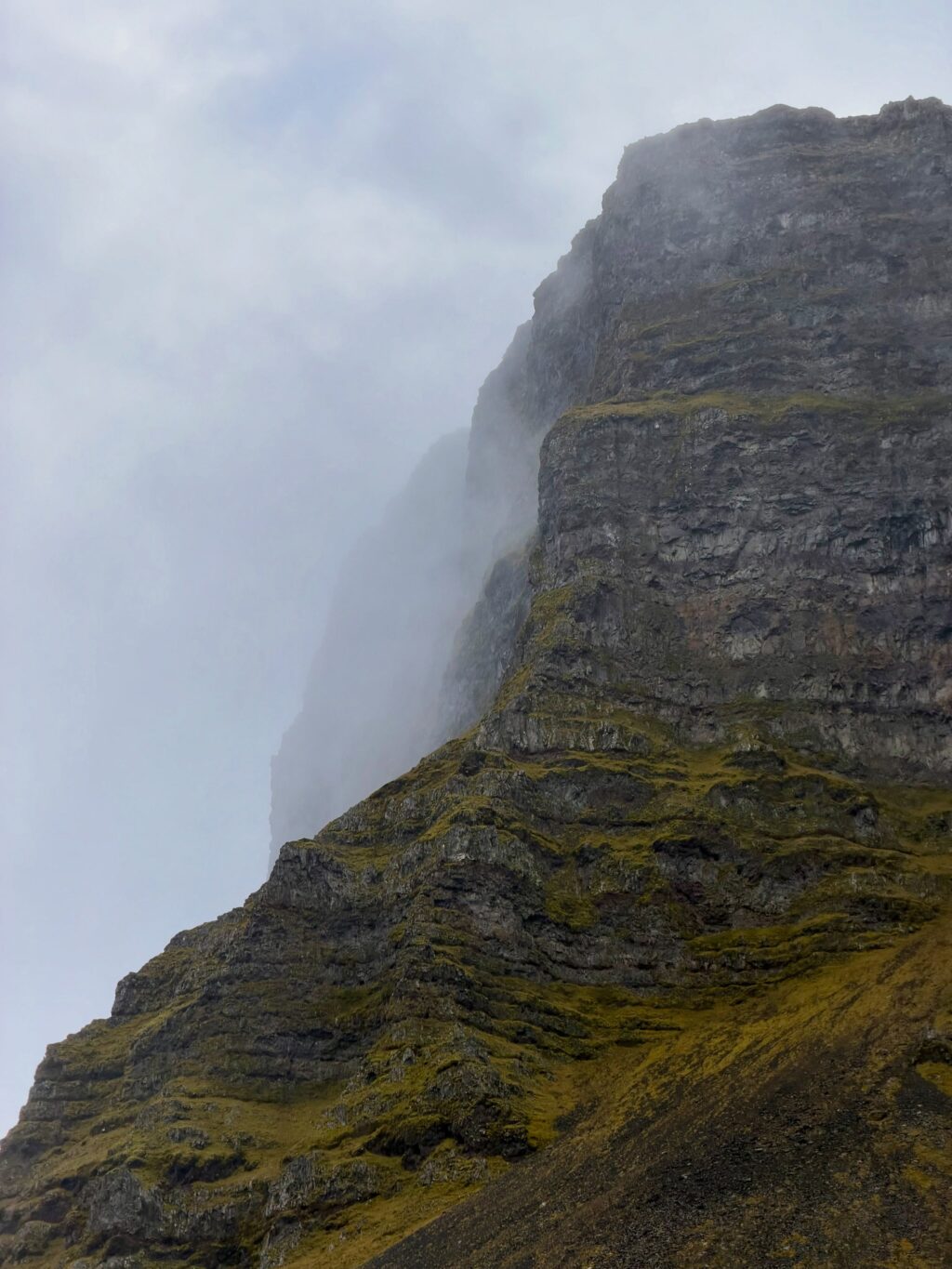 Var ég búin að segja ykkur frá fjöllunum mínum? Eða dalnum? Nú jæja, þá verðið þið bara að þola enn eina myndaseríu frá uppáhalds staðnum mínum 🥰 Það er allt önnur stemming að vera þarna að hausti og alls ekki síðri. Dramatíkin í snjókysstum hömrum á móti roðnandi lyngi…og kyrrðin nú þegar farfuglarnir eru farnir (sakna þeirra samt). Hljóðheimurinn samanstóð af sjávarnið, hrafnagargi og einstaka jarmi. Jú og skrækirnir í skógarþröstunum sem eru að missa sig í reyniberjunum.

Yndisleg helgi sem hefði mátt vera lengri en dugði samt til að fylla aðeins á birgðirnar fyrir veturinn…af berjum og andlegri ró 🥰

Hér hefði kannski dugað að skrifa: Óður til dals … en ég á það til að vera langorð 😉