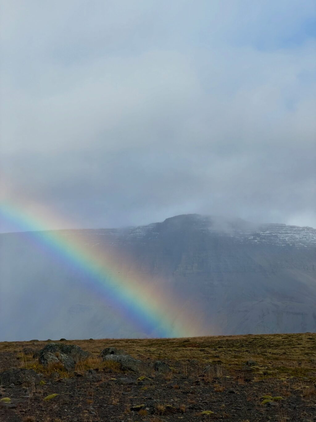 Var ég búin að segja ykkur frá fjöllunum mínum? Eða dalnum? Nú jæja, þá verðið þið bara að þola enn eina myndaseríu frá uppáhalds staðnum mínum 🥰 Það er allt önnur stemming að vera þarna að hausti og alls ekki síðri. Dramatíkin í snjókysstum hömrum á móti roðnandi lyngi…og kyrrðin nú þegar farfuglarnir eru farnir (sakna þeirra samt). Hljóðheimurinn samanstóð af sjávarnið, hrafnagargi og einstaka jarmi. Jú og skrækirnir í skógarþröstunum sem eru að missa sig í reyniberjunum.

Yndisleg helgi sem hefði mátt vera lengri en dugði samt til að fylla aðeins á birgðirnar fyrir veturinn…af berjum og andlegri ró 🥰

Hér hefði kannski dugað að skrifa: Óður til dals … en ég á það til að vera langorð 😉