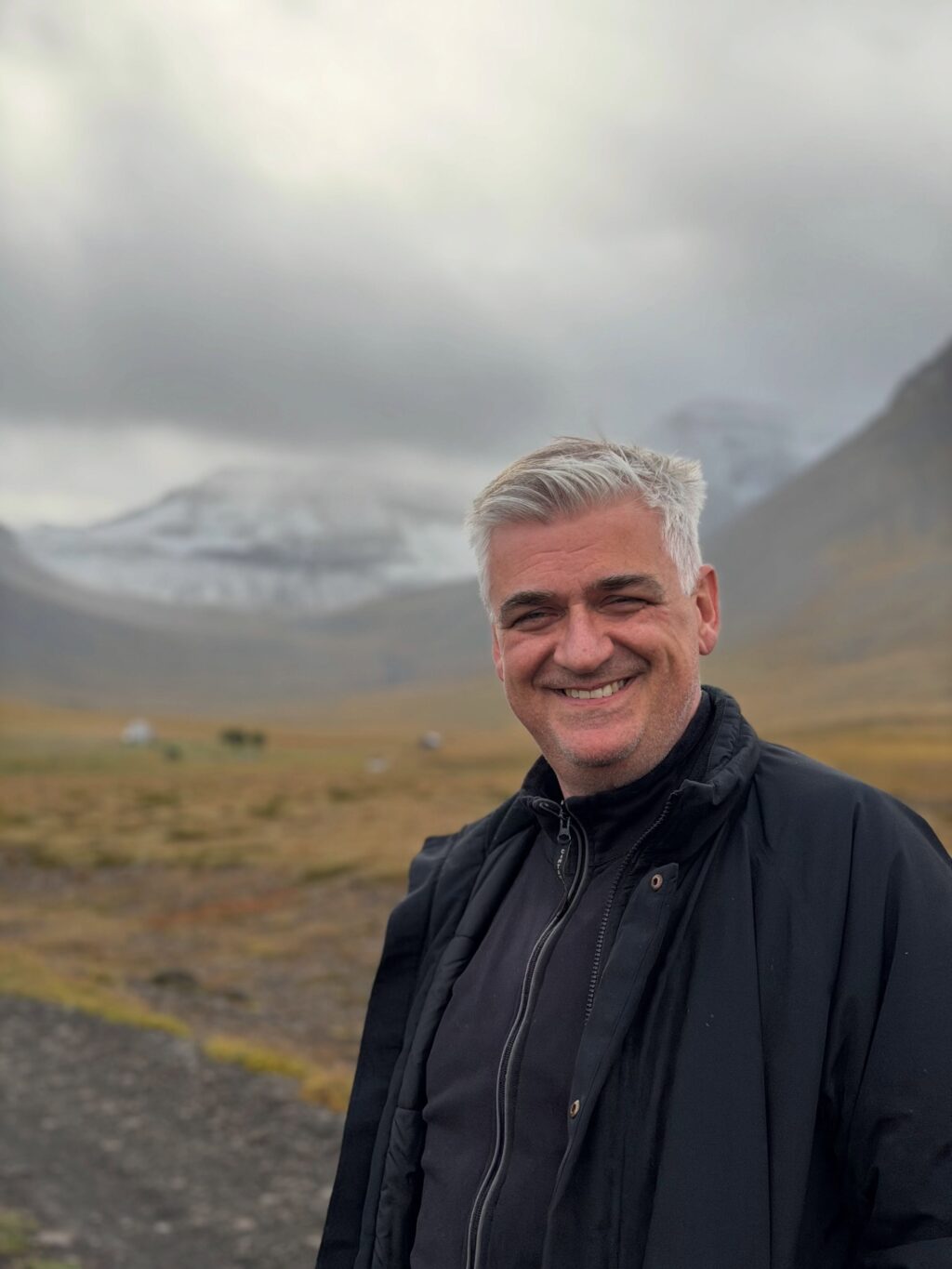 Var ég búin að segja ykkur frá fjöllunum mínum? Eða dalnum? Nú jæja, þá verðið þið bara að þola enn eina myndaseríu frá uppáhalds staðnum mínum 🥰 Það er allt önnur stemming að vera þarna að hausti og alls ekki síðri. Dramatíkin í snjókysstum hömrum á móti roðnandi lyngi…og kyrrðin nú þegar farfuglarnir eru farnir (sakna þeirra samt). Hljóðheimurinn samanstóð af sjávarnið, hrafnagargi og einstaka jarmi. Jú og skrækirnir í skógarþröstunum sem eru að missa sig í reyniberjunum.

Yndisleg helgi sem hefði mátt vera lengri en dugði samt til að fylla aðeins á birgðirnar fyrir veturinn…af berjum og andlegri ró 🥰

Hér hefði kannski dugað að skrifa: Óður til dals … en ég á það til að vera langorð 😉