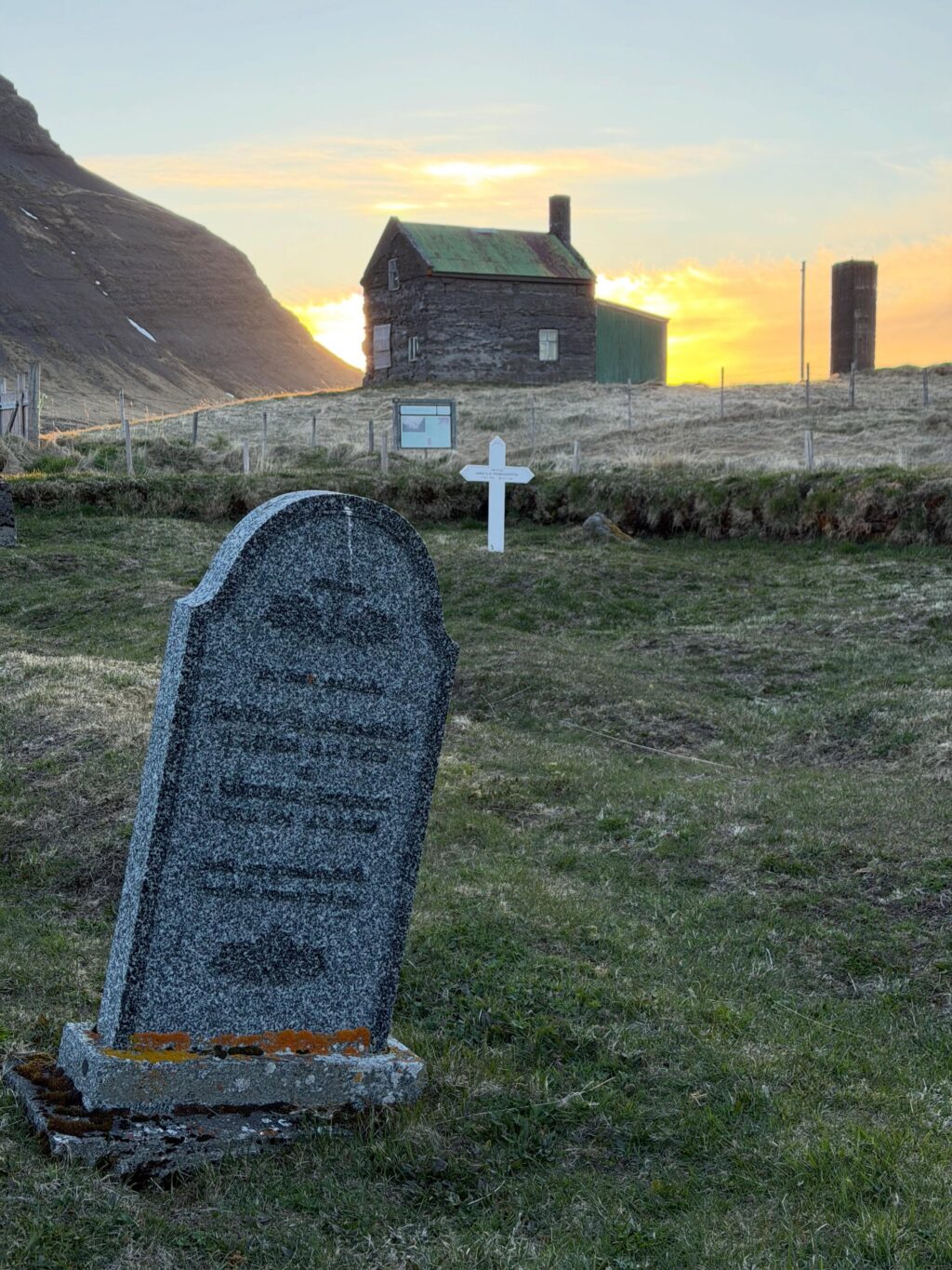 Dalurinn tók vel á móti okkur í þessari fyrstu ferð sumarsins. Gróðurinn aðeins seinni til en á sama tíma og í fyrra en veðrið var dásamlegt. Alltaf gott að komast vestur, klappa trjám, hlusta à fuglana og sjóinn. Og anda ☺️

#vestfirðir 
#keldudalur 
#weekendgetaway☀️