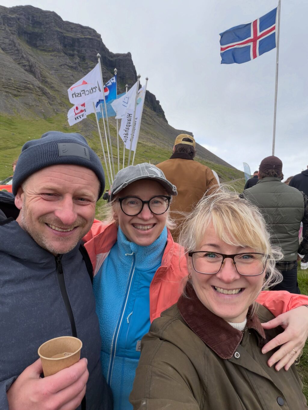 Sumarið - prt. 1
Ég var að renna yfir myndir frá sumrinu (tók að vanda sirka skrilljón) og komst að því að þrátt fyrir veður vonbrigði er þetta búið að vera gott sumar 🌸 hér koma nokkrir hápunktar:

1. Eitt af fáum sólsetrum sem við fengum fyrir vestan. Þetta skoraði hátt.

2. Ritbúðir fyrir vestan með frábæru konunum sem ég hef kynnst í gegnum rithöfunda stússið 💕

3. Lifi enn á þessum tónleikum í Royal Albert Hall. Gömlu djammararnir nutu sín í botn 🪩 

4. England og bókabúðir - kona er sátt! 🤓

5. Oxford heillaði mig meira en ég bjóst við 🤩📚💕

6. Sá loks Gígjagjá (Yoda hellirinn) 💚

7. Fallegt landslag og lúpínur gleðja alltaf 🥰 

8. Þakklát fyrir þessar og að þær nenni að skutlast með mér í ferðalög af því að ég þarf að skoða mögulegt sögusvið 🙈

9. Þessi var alveg með þetta og vissi af því 🐎

10. Yndislegur dagur á Kirkjubæjarklaustri með uppáhalds kellunum 💕

11. Kvöldkyrrð 🤗

12. Lyngrósirnar voru óvenju fallegar þetta sumarið 💜

13. Hundshornið vol. 947462188811 📸 

14. Heiðnifoss … Heiðnabergsfoss? Man ekki 🧐 

15. Mér fannst rigningin góð … en ekki í svona miklu magni ☔️

16. Og svo kom sól. Og ég tók fleiri myndir af fjöllunum 📸

17. Við tvö í dalnum = 💯💚

18. Óli bró tók þátt í Vesturgötunni. Við systur erum betri á hliðarlínunni 👏🏻 

19. Keldudals spesíal = Kakósúpa m. rjóma og tvíbökum og eitt stykki nostalgía 🥰

20. Allar rabarbarakökurnar sem ég borðaði í sumar! Og sultan. Og sýrópið 😋 Rabarbari rokkar 🤘 

#svonavarsumarið 
#photodump📸❤️