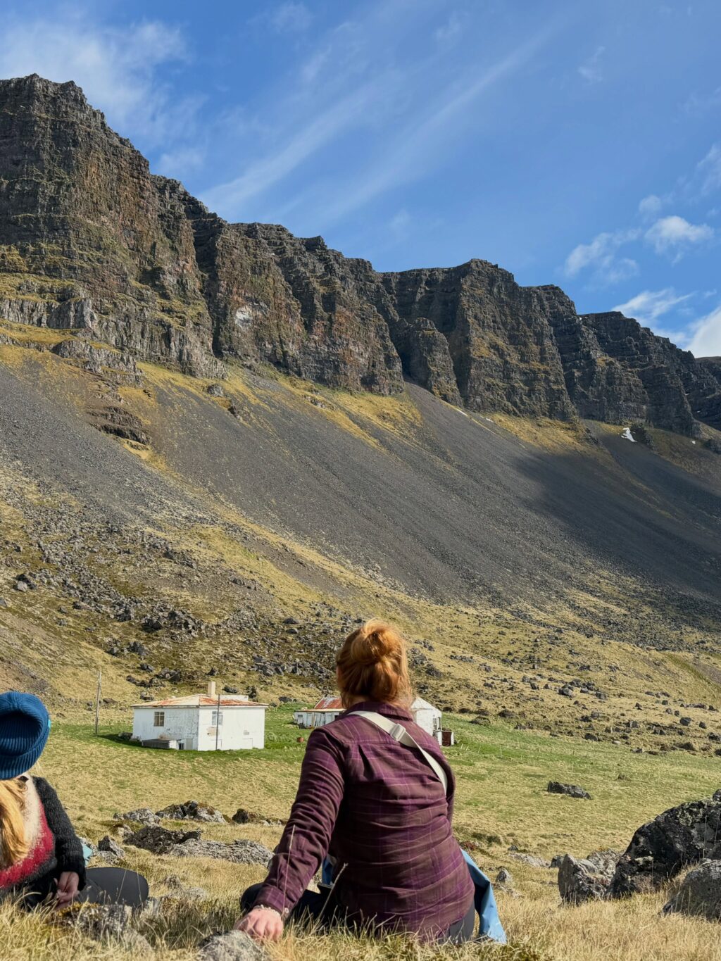 Sumarið - prt. 1
Ég var að renna yfir myndir frá sumrinu (tók að vanda sirka skrilljón) og komst að því að þrátt fyrir veður vonbrigði er þetta búið að vera gott sumar 🌸 hér koma nokkrir hápunktar:

1. Eitt af fáum sólsetrum sem við fengum fyrir vestan. Þetta skoraði hátt.

2. Ritbúðir fyrir vestan með frábæru konunum sem ég hef kynnst í gegnum rithöfunda stússið 💕

3. Lifi enn á þessum tónleikum í Royal Albert Hall. Gömlu djammararnir nutu sín í botn 🪩 

4. England og bókabúðir - kona er sátt! 🤓

5. Oxford heillaði mig meira en ég bjóst við 🤩📚💕

6. Sá loks Gígjagjá (Yoda hellirinn) 💚

7. Fallegt landslag og lúpínur gleðja alltaf 🥰 

8. Þakklát fyrir þessar og að þær nenni að skutlast með mér í ferðalög af því að ég þarf að skoða mögulegt sögusvið 🙈

9. Þessi var alveg með þetta og vissi af því 🐎

10. Yndislegur dagur á Kirkjubæjarklaustri með uppáhalds kellunum 💕

11. Kvöldkyrrð 🤗

12. Lyngrósirnar voru óvenju fallegar þetta sumarið 💜

13. Hundshornið vol. 947462188811 📸 

14. Heiðnifoss … Heiðnabergsfoss? Man ekki 🧐 

15. Mér fannst rigningin góð … en ekki í svona miklu magni ☔️

16. Og svo kom sól. Og ég tók fleiri myndir af fjöllunum 📸

17. Við tvö í dalnum = 💯💚

18. Óli bró tók þátt í Vesturgötunni. Við systur erum betri á hliðarlínunni 👏🏻 

19. Keldudals spesíal = Kakósúpa m. rjóma og tvíbökum og eitt stykki nostalgía 🥰

20. Allar rabarbarakökurnar sem ég borðaði í sumar! Og sultan. Og sýrópið 😋 Rabarbari rokkar 🤘 

#svonavarsumarið 
#photodump📸❤️