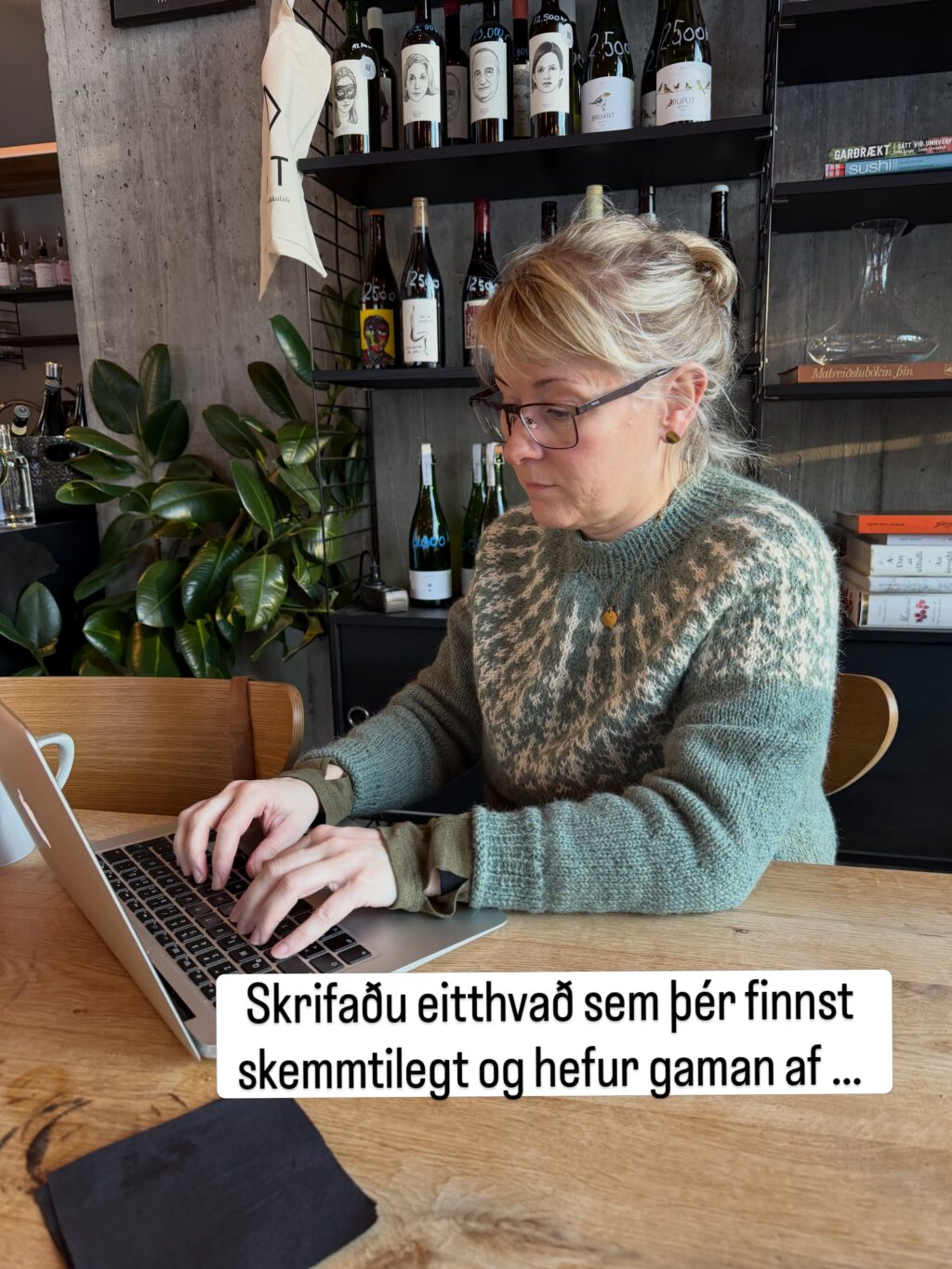 Mjög svo fagleg ráð fyrir ykkur sem eru að hugsa um, eða í startholunum, að skrifa bók 🤓 

Númer eitt að hafa gaman af þessi og ekki verra að skella nokkrum sinnum upp úr yfir eigin skrifum (já líka þó þið séuð að skrifa svæsna glæpasögu 🥴). Þegar allri yfirferð er lokið eruð þið sennilega komin með upp í kok af sögunni. Og jú sennilega er gott ef ritstjórinn ykkar hefur gaman af sögunni … þeir þurfa líka að lesa þó nokkrum sinnum yfir 🤓

Endilega fylgið mér fyrir fleiri brilljant ráð 🤗 á það til að henda í húsráð líka 🤪

#authorlife 
#rithöfundalífið 
#authoradvice 
#ókeypisráðgjöf