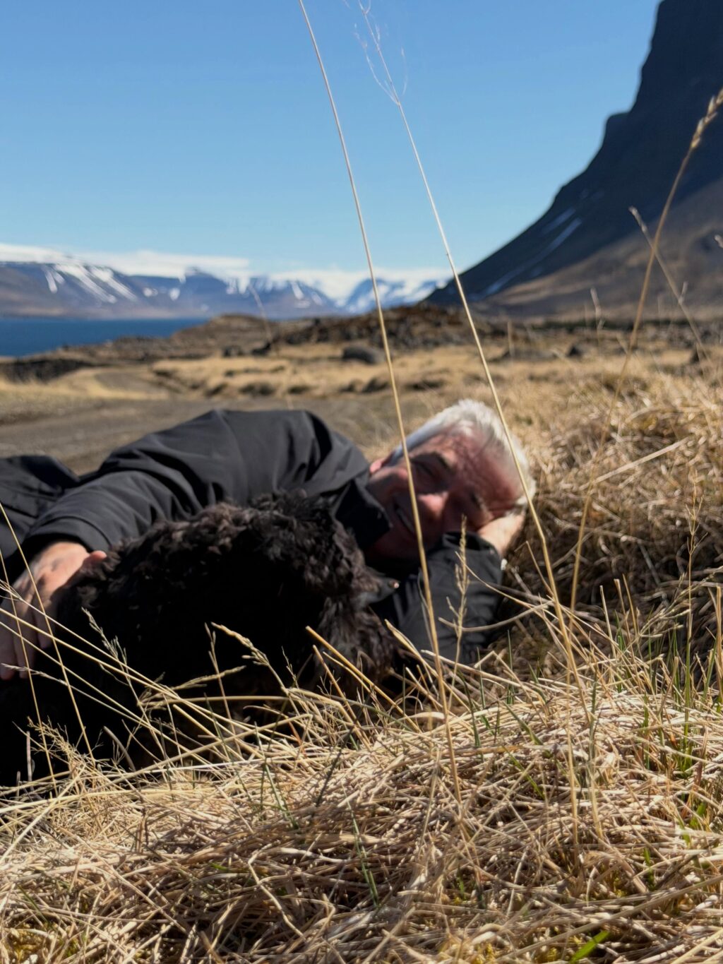 Dalurinn tók vel á móti okkur í þessari fyrstu ferð sumarsins. Gróðurinn aðeins seinni til en á sama tíma og í fyrra en veðrið var dásamlegt. Alltaf gott að komast vestur, klappa trjám, hlusta à fuglana og sjóinn. Og anda ☺️

#vestfirðir 
#keldudalur 
#weekendgetaway☀️