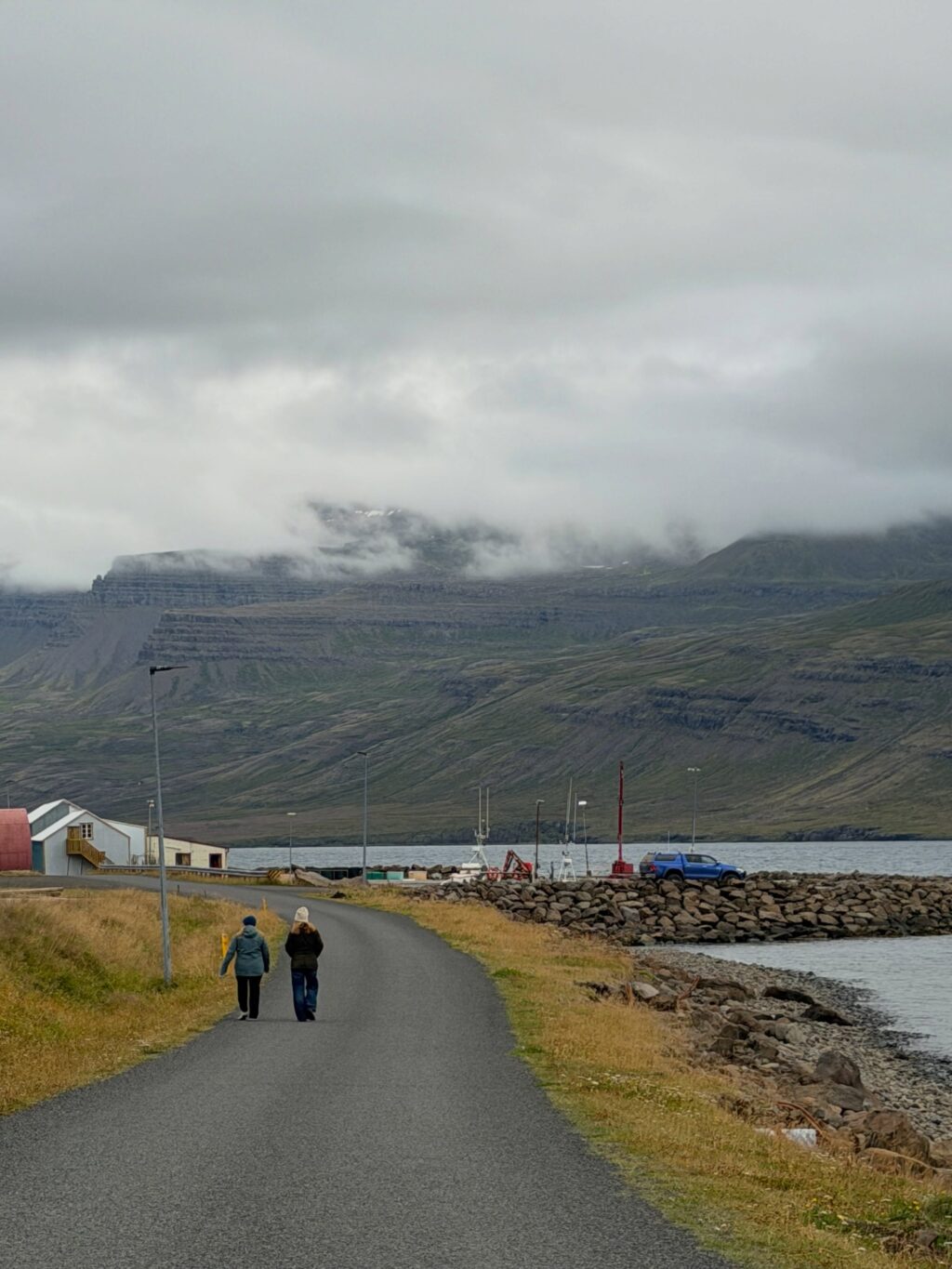 Vikuferð í Mjóafjörð í frábærum félagsskap þar sem við nærðum andann, borðuðum góðan mat, nutum fallegrar náttúru og huguðum að næstu bókum. Jú og svo vorum við með upplestur í Sólbrekku eftir messu og messukaffi í Mjóafjarðarkirkju. Þar lásum við upp úr bókunum okkar sem fara að detta í hillurnar hvað úr hverju 🤓 

Mæli með að þið fylgist með skáldkonunum @asamarinwriter og @bennyisleifs 💕