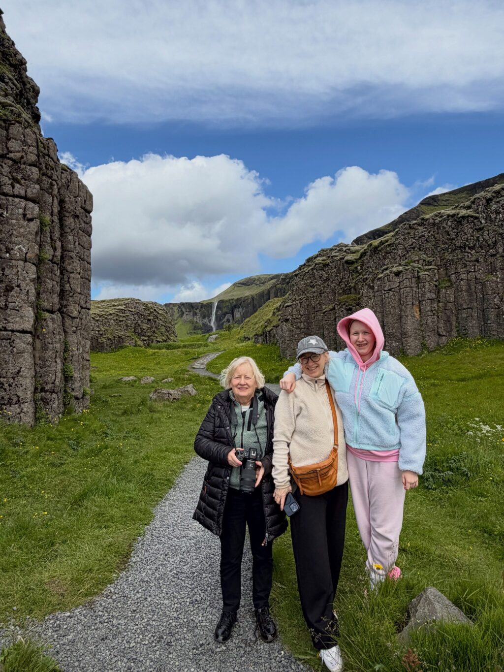 Sumarið - prt. 1
Ég var að renna yfir myndir frá sumrinu (tók að vanda sirka skrilljón) og komst að því að þrátt fyrir veður vonbrigði er þetta búið að vera gott sumar 🌸 hér koma nokkrir hápunktar:

1. Eitt af fáum sólsetrum sem við fengum fyrir vestan. Þetta skoraði hátt.

2. Ritbúðir fyrir vestan með frábæru konunum sem ég hef kynnst í gegnum rithöfunda stússið 💕

3. Lifi enn á þessum tónleikum í Royal Albert Hall. Gömlu djammararnir nutu sín í botn 🪩 

4. England og bókabúðir - kona er sátt! 🤓

5. Oxford heillaði mig meira en ég bjóst við 🤩📚💕

6. Sá loks Gígjagjá (Yoda hellirinn) 💚

7. Fallegt landslag og lúpínur gleðja alltaf 🥰 

8. Þakklát fyrir þessar og að þær nenni að skutlast með mér í ferðalög af því að ég þarf að skoða mögulegt sögusvið 🙈

9. Þessi var alveg með þetta og vissi af því 🐎

10. Yndislegur dagur á Kirkjubæjarklaustri með uppáhalds kellunum 💕

11. Kvöldkyrrð 🤗

12. Lyngrósirnar voru óvenju fallegar þetta sumarið 💜

13. Hundshornið vol. 947462188811 📸 

14. Heiðnifoss … Heiðnabergsfoss? Man ekki 🧐 

15. Mér fannst rigningin góð … en ekki í svona miklu magni ☔️

16. Og svo kom sól. Og ég tók fleiri myndir af fjöllunum 📸

17. Við tvö í dalnum = 💯💚

18. Óli bró tók þátt í Vesturgötunni. Við systur erum betri á hliðarlínunni 👏🏻 

19. Keldudals spesíal = Kakósúpa m. rjóma og tvíbökum og eitt stykki nostalgía 🥰

20. Allar rabarbarakökurnar sem ég borðaði í sumar! Og sultan. Og sýrópið 😋 Rabarbari rokkar 🤘 

#svonavarsumarið 
#photodump📸❤️