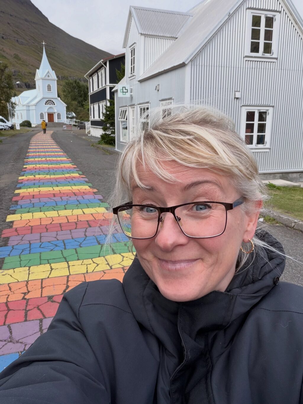 Vikuferð í Mjóafjörð í frábærum félagsskap þar sem við nærðum andann, borðuðum góðan mat, nutum fallegrar náttúru og huguðum að næstu bókum. Jú og svo vorum við með upplestur í Sólbrekku eftir messu og messukaffi í Mjóafjarðarkirkju. Þar lásum við upp úr bókunum okkar sem fara að detta í hillurnar hvað úr hverju 🤓 

Mæli með að þið fylgist með skáldkonunum @asamarinwriter og @bennyisleifs 💕