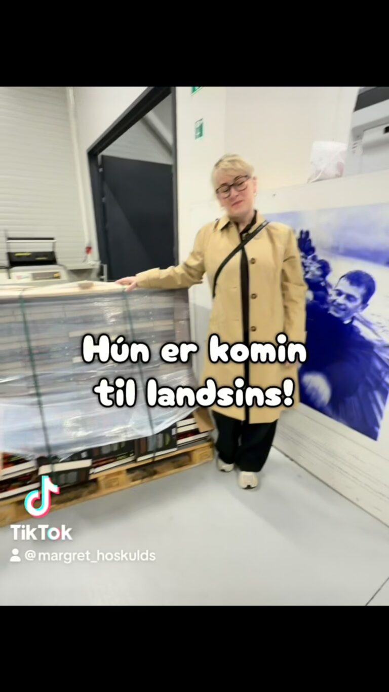 Hún er komin! Get ekki beðið eftir að sleppa henni út til ykkar 🤗 
Eftir að hafa þvælst yfir hafið í stórsjó og brælu komst skipið loks á leiðarenda. Það sást alveg á brettinu að mikið hafði gengið á enda þurfti skipið að leita vars við Vestmannaeyjar í nokkra klukkutíma 💦🌊

Útgáfuboð 20. október og hún fer í dreifingu nokkrum dögum fyrr.

Sjáumst í flóðinu 💕🌊

#bookstagram 
#rithöfundalífið 
#bækurerubestar 
#bókagramm 
#jólabókaflóð 

@forlagid