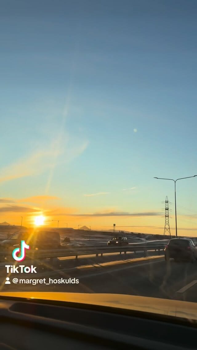 Sunnudagur til sælu 🥰 
Elska að eyða sunnudögum út í náttúrunni og hlaða batteríin fyri komandi viku. Nú er bara að nýta orkuna í skrifin 🤓

#bookstagram 
#rithöfundalífið 
#sunnudagurtilsælu 
#kaltaberschön 
#icelandinwinter