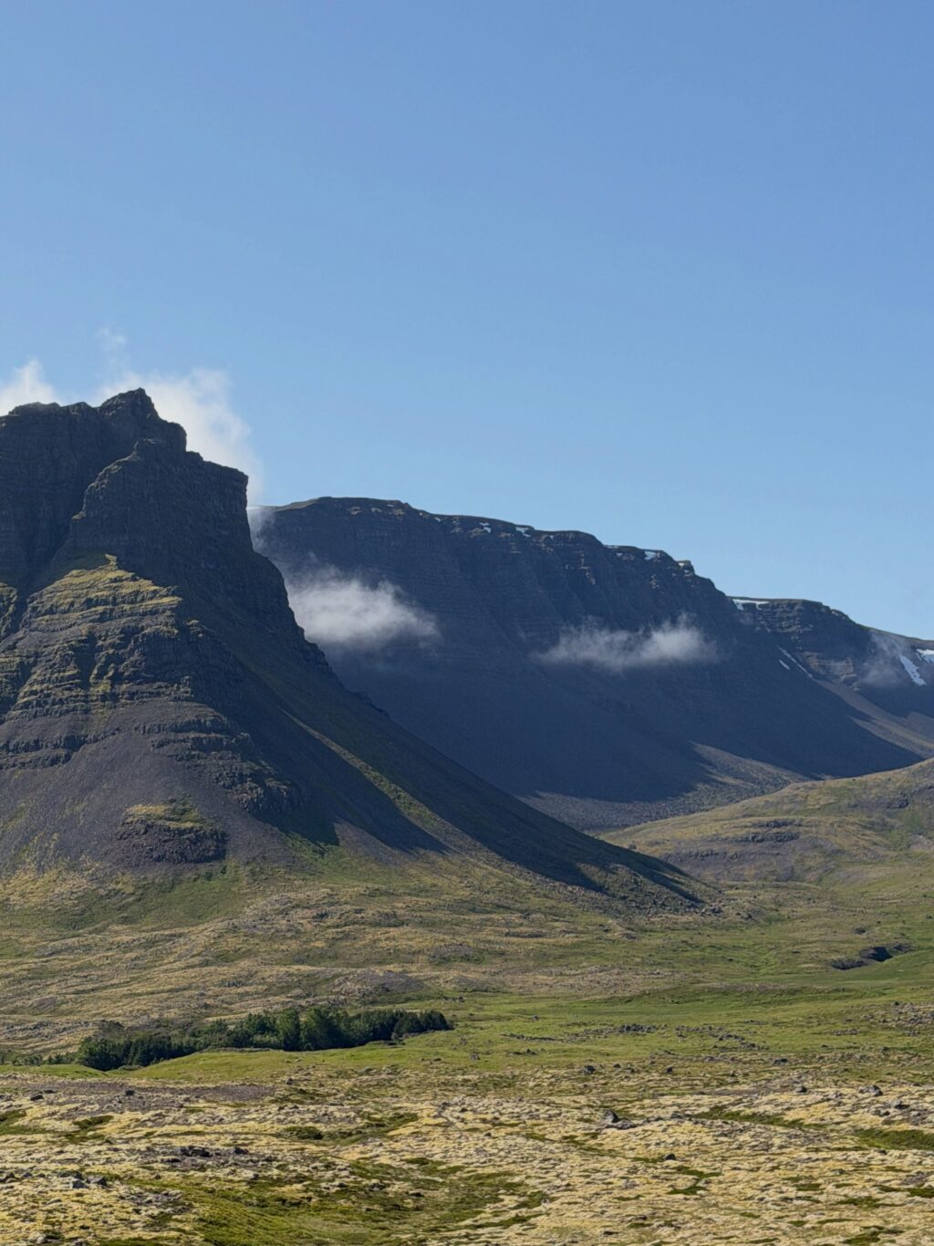 Sumarið - prt. 1
Ég var að renna yfir myndir frá sumrinu (tók að vanda sirka skrilljón) og komst að því að þrátt fyrir veður vonbrigði er þetta búið að vera gott sumar 🌸 hér koma nokkrir hápunktar:

1. Eitt af fáum sólsetrum sem við fengum fyrir vestan. Þetta skoraði hátt.

2. Ritbúðir fyrir vestan með frábæru konunum sem ég hef kynnst í gegnum rithöfunda stússið 💕

3. Lifi enn á þessum tónleikum í Royal Albert Hall. Gömlu djammararnir nutu sín í botn 🪩 

4. England og bókabúðir - kona er sátt! 🤓

5. Oxford heillaði mig meira en ég bjóst við 🤩📚💕

6. Sá loks Gígjagjá (Yoda hellirinn) 💚

7. Fallegt landslag og lúpínur gleðja alltaf 🥰 

8. Þakklát fyrir þessar og að þær nenni að skutlast með mér í ferðalög af því að ég þarf að skoða mögulegt sögusvið 🙈

9. Þessi var alveg með þetta og vissi af því 🐎

10. Yndislegur dagur á Kirkjubæjarklaustri með uppáhalds kellunum 💕

11. Kvöldkyrrð 🤗

12. Lyngrósirnar voru óvenju fallegar þetta sumarið 💜

13. Hundshornið vol. 947462188811 📸 

14. Heiðnifoss … Heiðnabergsfoss? Man ekki 🧐 

15. Mér fannst rigningin góð … en ekki í svona miklu magni ☔️

16. Og svo kom sól. Og ég tók fleiri myndir af fjöllunum 📸

17. Við tvö í dalnum = 💯💚

18. Óli bró tók þátt í Vesturgötunni. Við systur erum betri á hliðarlínunni 👏🏻 

19. Keldudals spesíal = Kakósúpa m. rjóma og tvíbökum og eitt stykki nostalgía 🥰

20. Allar rabarbarakökurnar sem ég borðaði í sumar! Og sultan. Og sýrópið 😋 Rabarbari rokkar 🤘 

#svonavarsumarið 
#photodump📸❤️