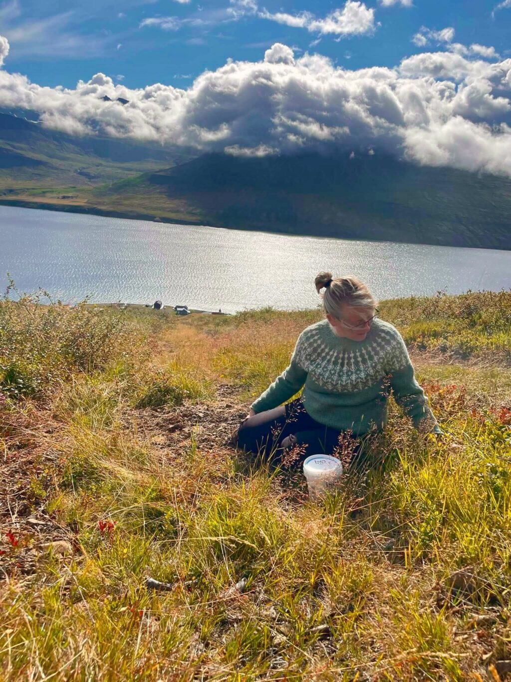Vikuferð í Mjóafjörð í frábærum félagsskap þar sem við nærðum andann, borðuðum góðan mat, nutum fallegrar náttúru og huguðum að næstu bókum. Jú og svo vorum við með upplestur í Sólbrekku eftir messu og messukaffi í Mjóafjarðarkirkju. Þar lásum við upp úr bókunum okkar sem fara að detta í hillurnar hvað úr hverju 🤓 

Mæli með að þið fylgist með skáldkonunum @asamarinwriter og @bennyisleifs 💕