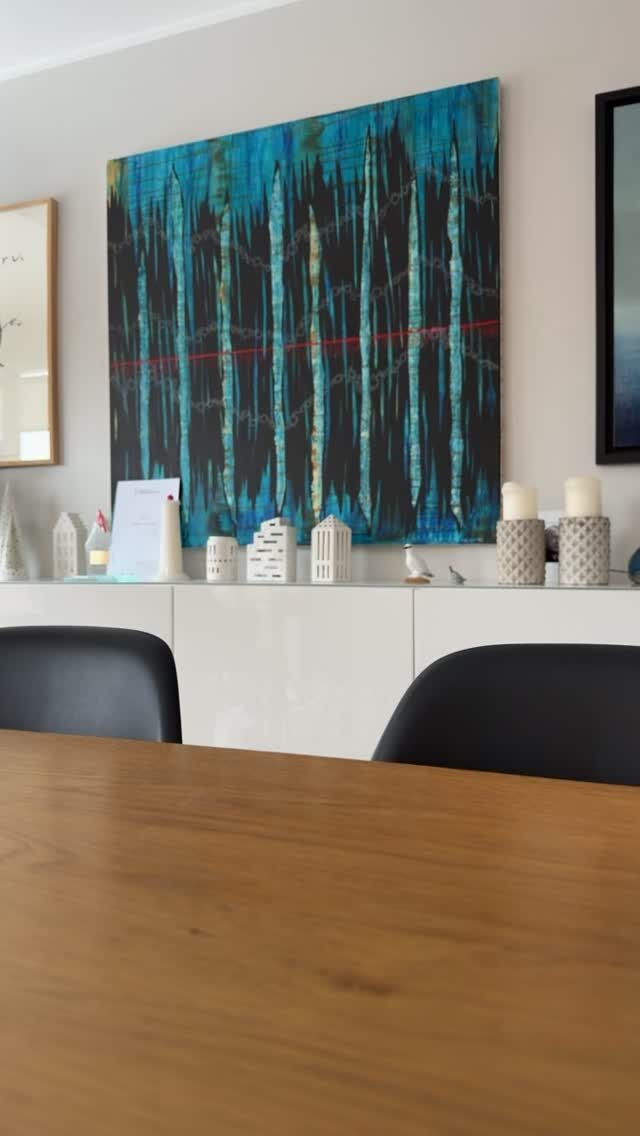 Lokar augum blám er komin í kilju og býður spennt eftir að fylgja þér í ferðalögin, sumarbústaðinn, flugið … nú eða bara í sófann 🤓

Fæst m.a. í:
@forlagid 
@penninneymundsson