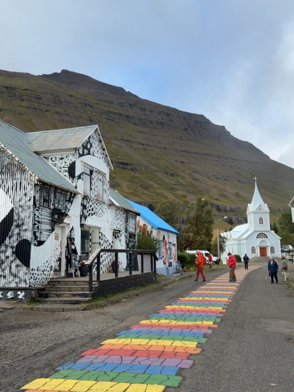 Vikuferð í Mjóafjörð í frábærum félagsskap þar sem við nærðum andann, borðuðum góðan mat, nutum fallegrar náttúru og huguðum að næstu bókum. Jú og svo vorum við með upplestur í Sólbrekku eftir messu og messukaffi í Mjóafjarðarkirkju. Þar lásum við upp úr bókunum okkar sem fara að detta í hillurnar hvað úr hverju 🤓 

Mæli með að þið fylgist með skáldkonunum @asamarinwriter og @bennyisleifs 💕