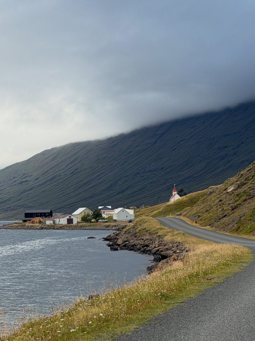 Vikuferð í Mjóafjörð í frábærum félagsskap þar sem við nærðum andann, borðuðum góðan mat, nutum fallegrar náttúru og huguðum að næstu bókum. Jú og svo vorum við með upplestur í Sólbrekku eftir messu og messukaffi í Mjóafjarðarkirkju. Þar lásum við upp úr bókunum okkar sem fara að detta í hillurnar hvað úr hverju 🤓 

Mæli með að þið fylgist með skáldkonunum @asamarinwriter og @bennyisleifs 💕