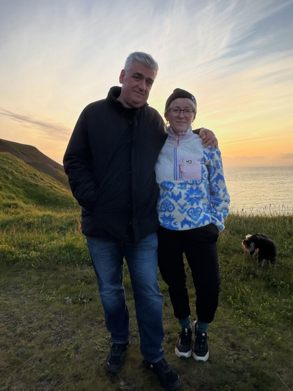 Sumarið - prt. 1
Ég var að renna yfir myndir frá sumrinu (tók að vanda sirka skrilljón) og komst að því að þrátt fyrir veður vonbrigði er þetta búið að vera gott sumar 🌸 hér koma nokkrir hápunktar:

1. Eitt af fáum sólsetrum sem við fengum fyrir vestan. Þetta skoraði hátt.

2. Ritbúðir fyrir vestan með frábæru konunum sem ég hef kynnst í gegnum rithöfunda stússið 💕

3. Lifi enn á þessum tónleikum í Royal Albert Hall. Gömlu djammararnir nutu sín í botn 🪩 

4. England og bókabúðir - kona er sátt! 🤓

5. Oxford heillaði mig meira en ég bjóst við 🤩📚💕

6. Sá loks Gígjagjá (Yoda hellirinn) 💚

7. Fallegt landslag og lúpínur gleðja alltaf 🥰 

8. Þakklát fyrir þessar og að þær nenni að skutlast með mér í ferðalög af því að ég þarf að skoða mögulegt sögusvið 🙈

9. Þessi var alveg með þetta og vissi af því 🐎

10. Yndislegur dagur á Kirkjubæjarklaustri með uppáhalds kellunum 💕

11. Kvöldkyrrð 🤗

12. Lyngrósirnar voru óvenju fallegar þetta sumarið 💜

13. Hundshornið vol. 947462188811 📸 

14. Heiðnifoss … Heiðnabergsfoss? Man ekki 🧐 

15. Mér fannst rigningin góð … en ekki í svona miklu magni ☔️

16. Og svo kom sól. Og ég tók fleiri myndir af fjöllunum 📸

17. Við tvö í dalnum = 💯💚

18. Óli bró tók þátt í Vesturgötunni. Við systur erum betri á hliðarlínunni 👏🏻 

19. Keldudals spesíal = Kakósúpa m. rjóma og tvíbökum og eitt stykki nostalgía 🥰

20. Allar rabarbarakökurnar sem ég borðaði í sumar! Og sultan. Og sýrópið 😋 Rabarbari rokkar 🤘 

#svonavarsumarið 
#photodump📸❤️