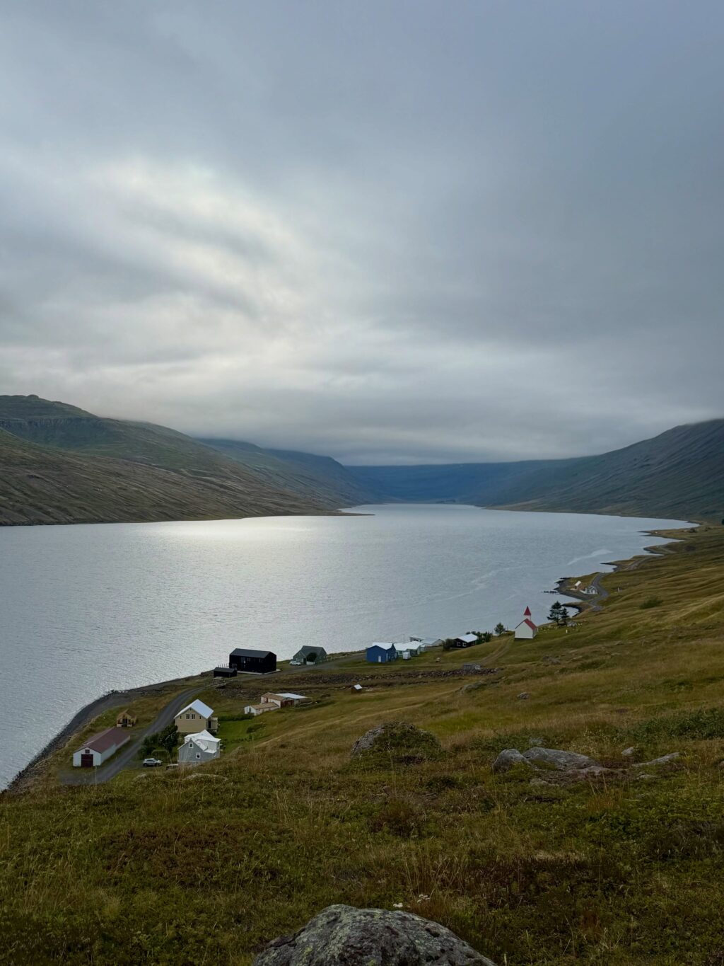 Vikuferð í Mjóafjörð í frábærum félagsskap þar sem við nærðum andann, borðuðum góðan mat, nutum fallegrar náttúru og huguðum að næstu bókum. Jú og svo vorum við með upplestur í Sólbrekku eftir messu og messukaffi í Mjóafjarðarkirkju. Þar lásum við upp úr bókunum okkar sem fara að detta í hillurnar hvað úr hverju 🤓 

Mæli með að þið fylgist með skáldkonunum @asamarinwriter og @bennyisleifs 💕