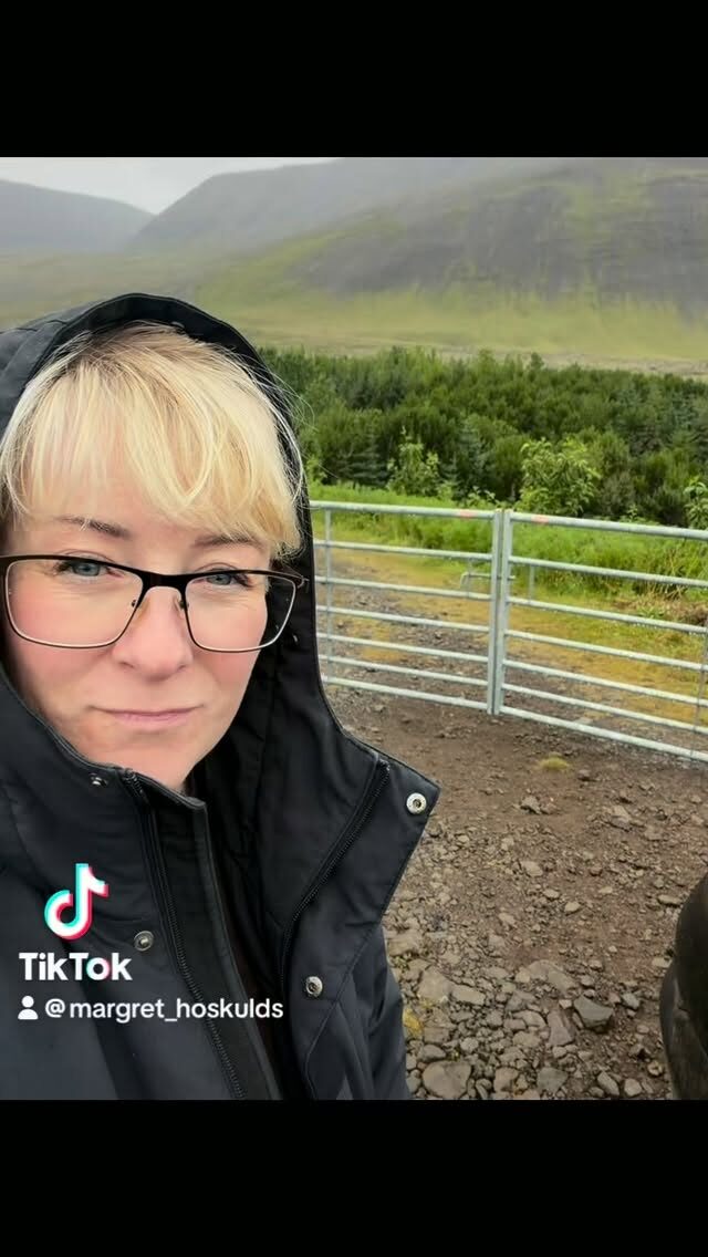 Þegar handritið þitt er komið úr umbroti og síðustu yfirferð og þú ert stödd í eyðidal á Vestfjörðumer bara eitt í stöðunni : skutlast í bæinn! Og svo beint til baka 🤓

#rithöfundalífið 
#bookstagram 
#authorlife 
#bækurerubestar 
#bókagramm