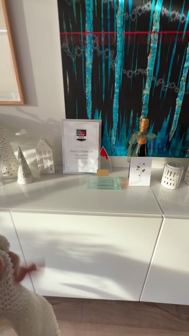 Aldrei fundist eins gaman að þurrka af eins og eftir að Blóðdropinn kom í hús 🤪

Ert þú búin að lesa Lokar augum blám? Hún fæst í öllum helstu bókabúðum, til dæmis:

@forlagid 
@penninneymundsson 

#bookstagram 
#rithöfundalífið 
#blóðdropinn 
#crimewriter 
#bókagramm