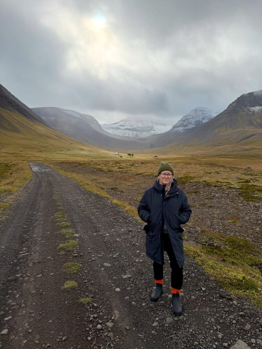 Var ég búin að segja ykkur frá fjöllunum mínum? Eða dalnum? Nú jæja, þá verðið þið bara að þola enn eina myndaseríu frá uppáhalds staðnum mínum 🥰 Það er allt önnur stemming að vera þarna að hausti og alls ekki síðri. Dramatíkin í snjókysstum hömrum á móti roðnandi lyngi…og kyrrðin nú þegar farfuglarnir eru farnir (sakna þeirra samt). Hljóðheimurinn samanstóð af sjávarnið, hrafnagargi og einstaka jarmi. Jú og skrækirnir í skógarþröstunum sem eru að missa sig í reyniberjunum.

Yndisleg helgi sem hefði mátt vera lengri en dugði samt til að fylla aðeins á birgðirnar fyrir veturinn…af berjum og andlegri ró 🥰

Hér hefði kannski dugað að skrifa: Óður til dals … en ég á það til að vera langorð 😉