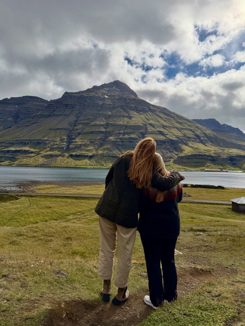 Vikuferð í Mjóafjörð í frábærum félagsskap þar sem við nærðum andann, borðuðum góðan mat, nutum fallegrar náttúru og huguðum að næstu bókum. Jú og svo vorum við með upplestur í Sólbrekku eftir messu og messukaffi í Mjóafjarðarkirkju. Þar lásum við upp úr bókunum okkar sem fara að detta í hillurnar hvað úr hverju 🤓 

Mæli með að þið fylgist með skáldkonunum @asamarinwriter og @bennyisleifs 💕