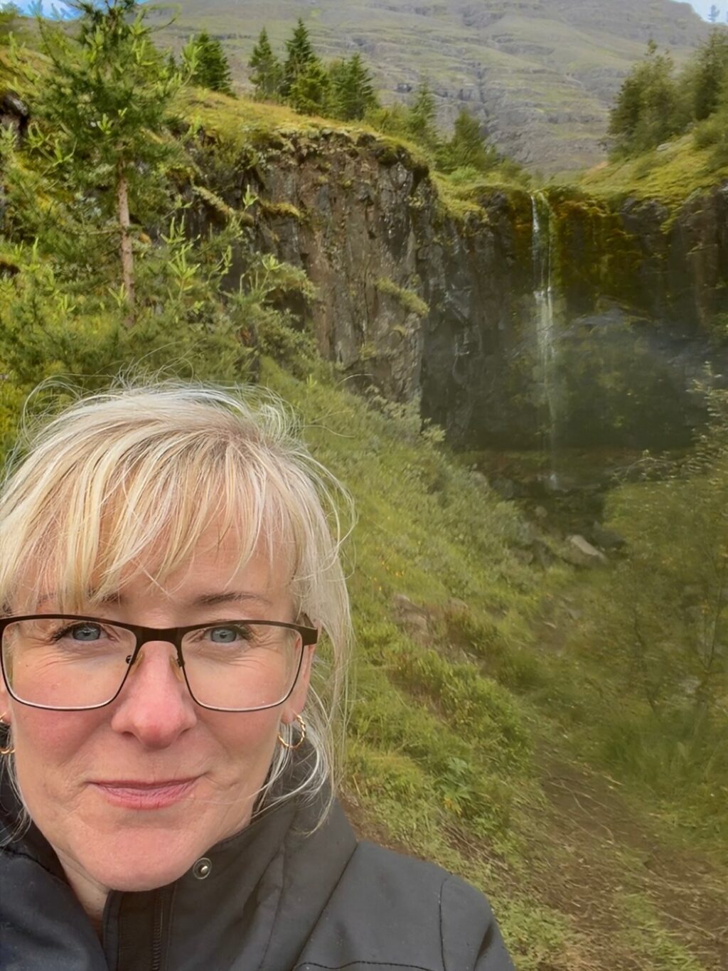 Vikuferð í Mjóafjörð í frábærum félagsskap þar sem við nærðum andann, borðuðum góðan mat, nutum fallegrar náttúru og huguðum að næstu bókum. Jú og svo vorum við með upplestur í Sólbrekku eftir messu og messukaffi í Mjóafjarðarkirkju. Þar lásum við upp úr bókunum okkar sem fara að detta í hillurnar hvað úr hverju 🤓 

Mæli með að þið fylgist með skáldkonunum @asamarinwriter og @bennyisleifs 💕