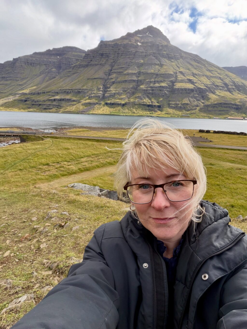 Vikuferð í Mjóafjörð í frábærum félagsskap þar sem við nærðum andann, borðuðum góðan mat, nutum fallegrar náttúru og huguðum að næstu bókum. Jú og svo vorum við með upplestur í Sólbrekku eftir messu og messukaffi í Mjóafjarðarkirkju. Þar lásum við upp úr bókunum okkar sem fara að detta í hillurnar hvað úr hverju 🤓 

Mæli með að þið fylgist með skáldkonunum @asamarinwriter og @bennyisleifs 💕
