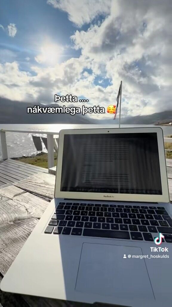 Það var ekki erfitt að byrja á næstu bók í hinum fallega Mjóafirði 🥰 falleg náttúra, nærandi umhverfi, göngutúrar með réttu tónlistina í eyrunum - fullkomið!

#bookstagram 
#rithöfundalífið 
#bókagramm 
#authorlife 
#mynovel