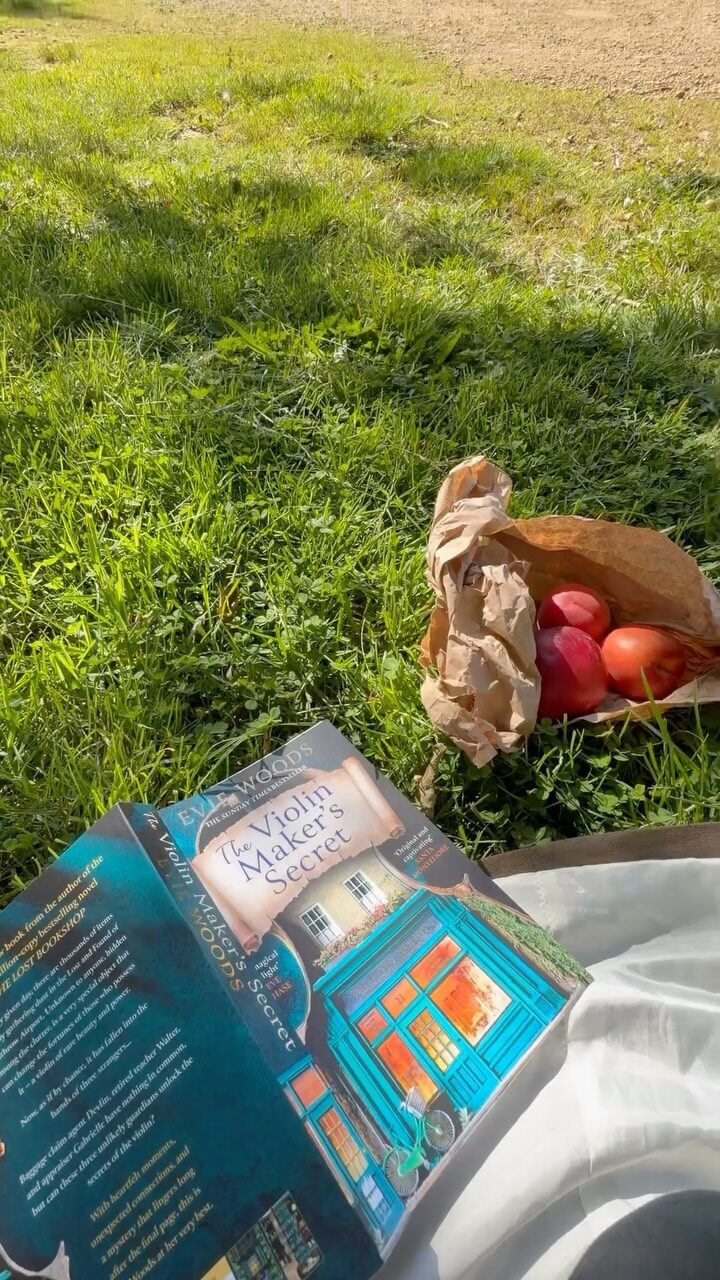 Uppskrift að fullkomnum degi: sól, góð bók, eitthvað að nasla, góður félagsskapur og fallegt umhverfi 🥰

#rithöfundalífið 
#bækurerubestar 
#bookstagram 
#Oxford
#sunnyday🌞❤️