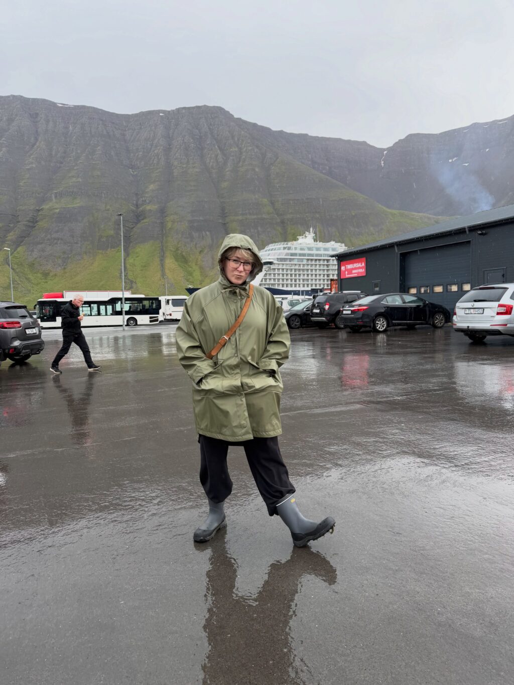 Sumarið - prt. 1
Ég var að renna yfir myndir frá sumrinu (tók að vanda sirka skrilljón) og komst að því að þrátt fyrir veður vonbrigði er þetta búið að vera gott sumar 🌸 hér koma nokkrir hápunktar:

1. Eitt af fáum sólsetrum sem við fengum fyrir vestan. Þetta skoraði hátt.

2. Ritbúðir fyrir vestan með frábæru konunum sem ég hef kynnst í gegnum rithöfunda stússið 💕

3. Lifi enn á þessum tónleikum í Royal Albert Hall. Gömlu djammararnir nutu sín í botn 🪩 

4. England og bókabúðir - kona er sátt! 🤓

5. Oxford heillaði mig meira en ég bjóst við 🤩📚💕

6. Sá loks Gígjagjá (Yoda hellirinn) 💚

7. Fallegt landslag og lúpínur gleðja alltaf 🥰 

8. Þakklát fyrir þessar og að þær nenni að skutlast með mér í ferðalög af því að ég þarf að skoða mögulegt sögusvið 🙈

9. Þessi var alveg með þetta og vissi af því 🐎

10. Yndislegur dagur á Kirkjubæjarklaustri með uppáhalds kellunum 💕

11. Kvöldkyrrð 🤗

12. Lyngrósirnar voru óvenju fallegar þetta sumarið 💜

13. Hundshornið vol. 947462188811 📸 

14. Heiðnifoss … Heiðnabergsfoss? Man ekki 🧐 

15. Mér fannst rigningin góð … en ekki í svona miklu magni ☔️

16. Og svo kom sól. Og ég tók fleiri myndir af fjöllunum 📸

17. Við tvö í dalnum = 💯💚

18. Óli bró tók þátt í Vesturgötunni. Við systur erum betri á hliðarlínunni 👏🏻 

19. Keldudals spesíal = Kakósúpa m. rjóma og tvíbökum og eitt stykki nostalgía 🥰

20. Allar rabarbarakökurnar sem ég borðaði í sumar! Og sultan. Og sýrópið 😋 Rabarbari rokkar 🤘 

#svonavarsumarið 
#photodump📸❤️